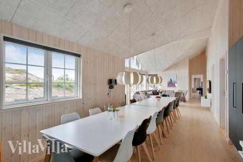 Der Aufenthaltsraum bietet Platz für 18 Personen, wenn ihr das Ferienhaus 383 in Westjütland besucht.