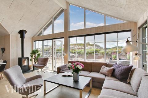 Der große, lichtdurchflutete Aufenthaltsraum im Luxusferienhaus Nr. 383 für 18.