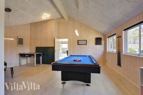 Das Luxusferienhaus 384 für 20 Personen hat einen großen Aktivitätsraum mit u. a. Billard und Darts