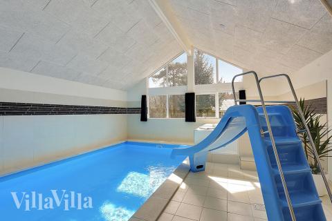 Das Ferienhaus 384 hat einen schicken Poolbereich mit Wasserrutsche, einem geräumigen, eingelassenen Whirlpool und einer Sauna.