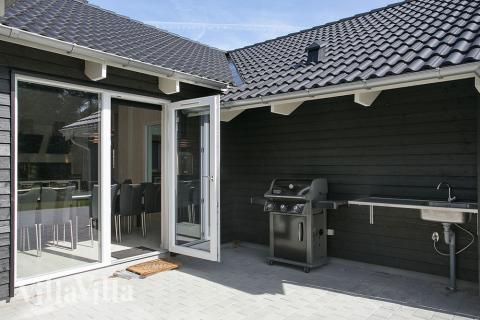 Das Luxusferienhaus Nr. 384 hat eine tolle Terrasse, die mit hochwertigen Gartenmöbeln für 20 Personen ausgestattet ist.