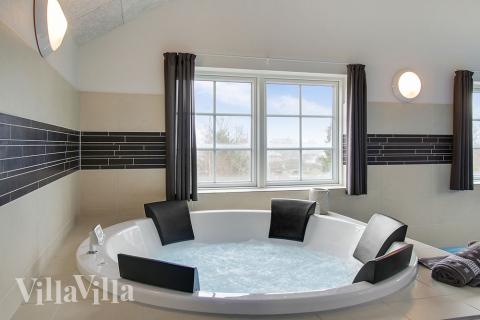 Genießen Sie den warmen Whirlpool im Luxusferienhaus Nr. 386 in Ostjütland