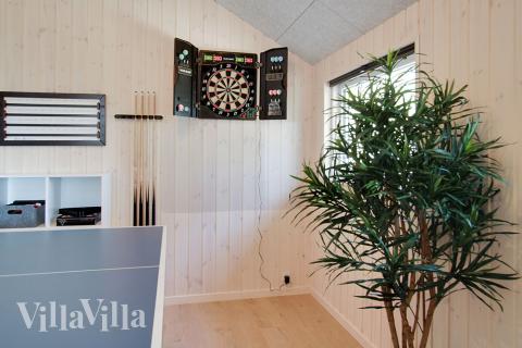 Das Luxusferienhaus 380 für 14 Personen hat einen großen Aktivitätsraum mit u. a. Billard und Darts