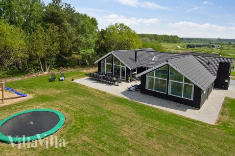 Genießen Sie einen Grillabend auf der Terrasse des Luxusferienhauses Nr. 380 in Ostjütland
