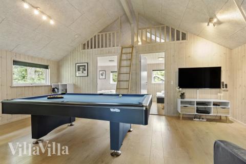 Neben den vielen schönen Stunden, die man im Poolbereich des Hauses verbringen kann, bietet das Luxusferienhaus 380 auch Spielevergnügen bei Billard/Tischtennis und Darts