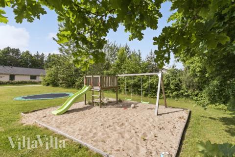 Zu dem attraktiven Ferienhaus Nr. 380 in Ostjütland gehört auch ein tolles Angebot im Außenbereich, z. B. Spieleturm und Schaukeln