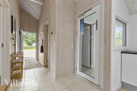 Der geräumige Eingangsbereich im Luxusferienhaus Nr. 380 in Ostjütland
