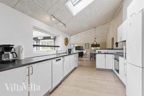 Gut ausgestattete Küche im Luxusferienhaus Nr. 380 in Ostjütland.