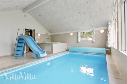 Das Ferienhaus 380 hat einen schicken Poolbereich mit Wasserrutsche, einem geräumigen, eingelassenen Whirlpool und einer Sauna.