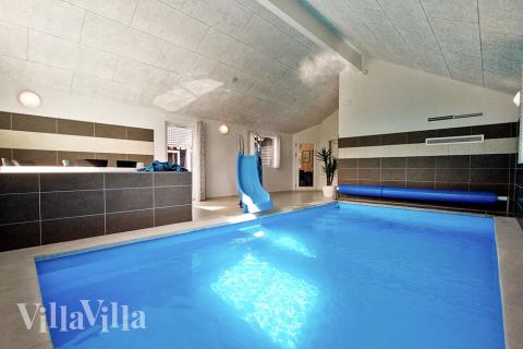 Das Ferienhaus 394 hat einen schicken Poolbereich mit Wasserrutsche, einem geräumigen, eingelassenen Whirlpool und einer Sauna.