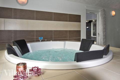 Genießen Sie den warmen Whirlpool im Luxusferienhaus Nr. 394 in Ostjütland