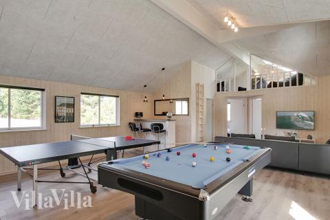 Das Luxusferienhaus 394 für 22 Personen hat einen großen Aktivitätsraum mit u. a. Billard und Darts