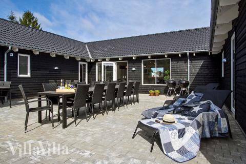 Genießen Sie einen Grillabend auf der Terrasse des Luxusferienhauses Nr. 394 in Ostjütland