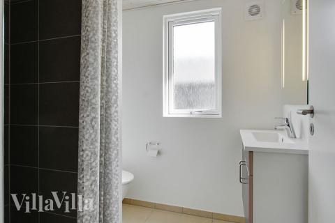 Eines der Badezimmer im Luxusferienhaus Nr. 394