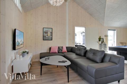 Der große, lichtdurchflutete Aufenthaltsraum im Luxusferienhaus Nr. 394 für 22.