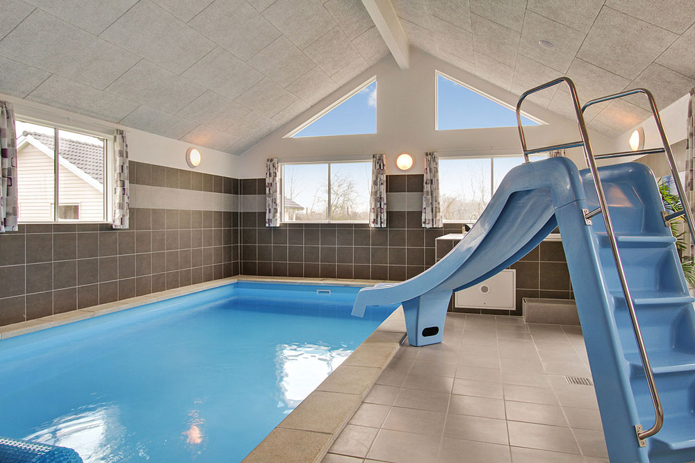 Das Ferienhaus 701 hat einen schicken Poolbereich mit Wasserrutsche, einem geräumigen, eingelassenen Whirlpool und einer Sauna.