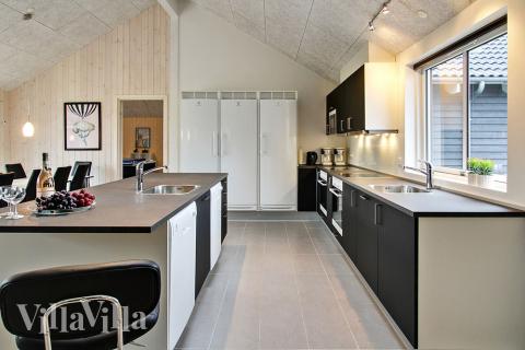 Die Küche in dem Luxusferienhaus Nr. 701 ist so gut ausgestattet, dass man problemlos Mahlzeiten für 24 Personen zubereiten kann.