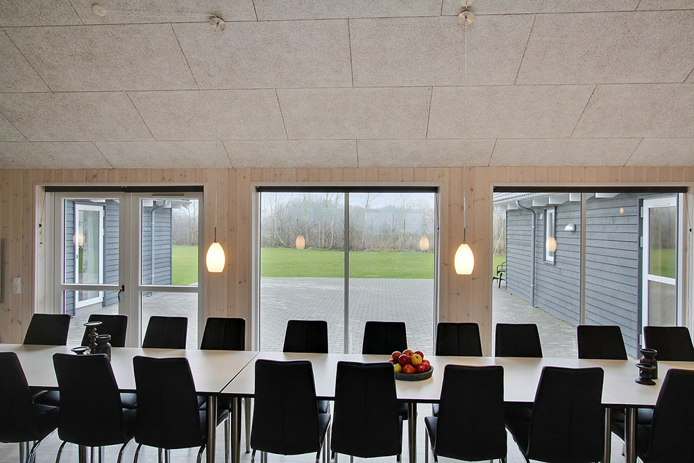Der Aufenthaltsraum bietet Platz für 24 Personen, wenn ihr das Ferienhaus 701 in Deutschland besucht.