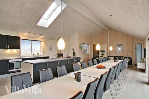 Der große, lichtdurchflutete Aufenthaltsraum im Luxusferienhaus Nr. 701 für 24.