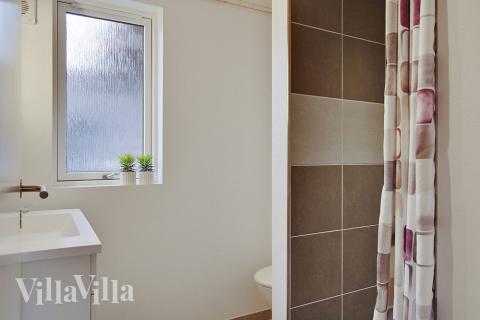 Eines der Badezimmer im Luxusferienhaus Nr. 701