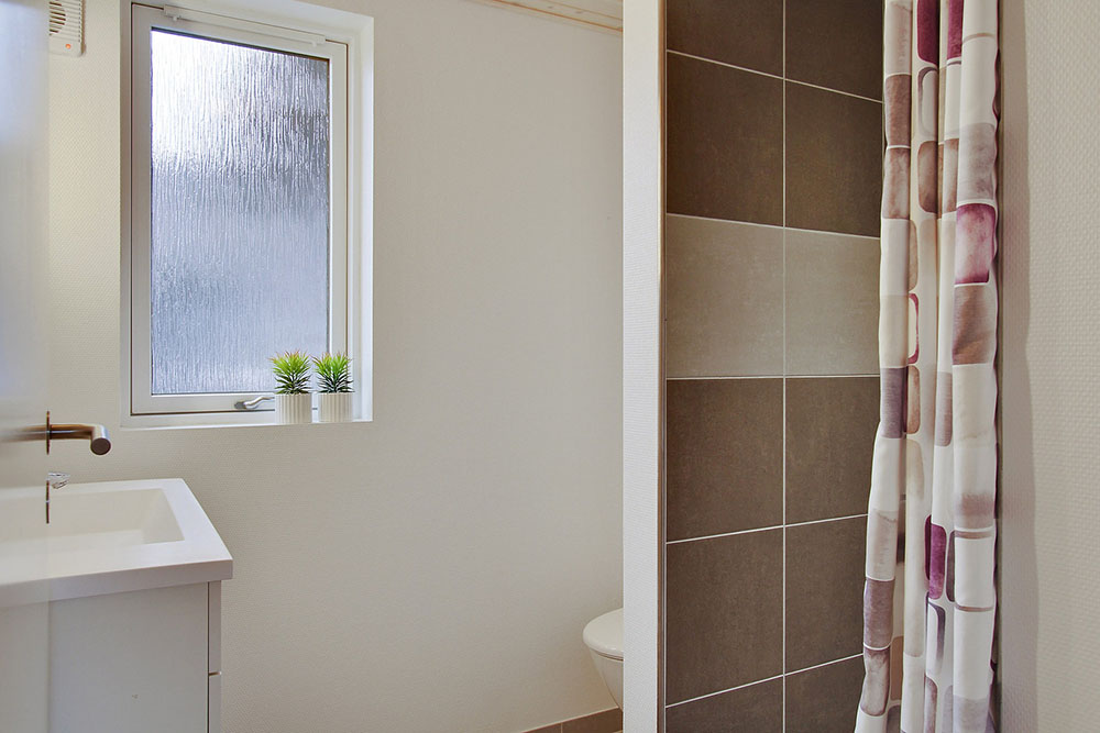 Eines der Badezimmer im Luxusferienhaus Nr. 701