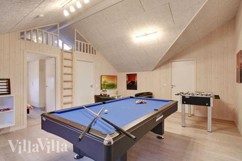 Neben den vielen schönen Stunden, die man im Poolbereich des Hauses verbringen kann, bietet das Luxusferienhaus 702 auch Spielevergnügen bei Billard/Tischtennis und Darts