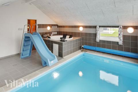 Das Ferienhaus 702 hat einen schicken Poolbereich mit Wasserrutsche, einem geräumigen, eingelassenen Whirlpool und einer Sauna.