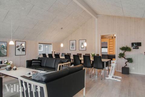 Der große, lichtdurchflutete Aufenthaltsraum im Luxusferienhaus Nr. 702 für 12.