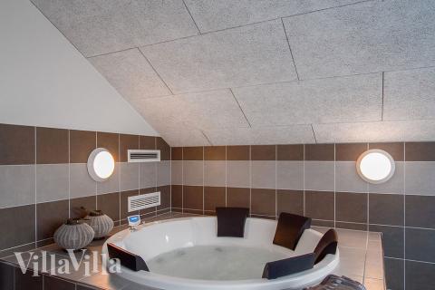 Genießen Sie den warmen Whirlpool im Luxusferienhaus Nr. 702 in Deutschland