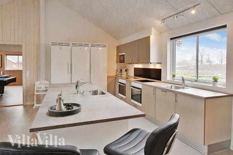 Die Küche in dem Luxusferienhaus Nr. 703 ist so gut ausgestattet, dass man problemlos Mahlzeiten für 20 Personen zubereiten kann.