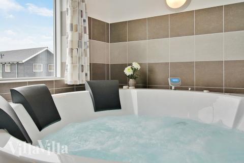 Genießen Sie den warmen Whirlpool im Luxusferienhaus Nr. 703 in Deutschland