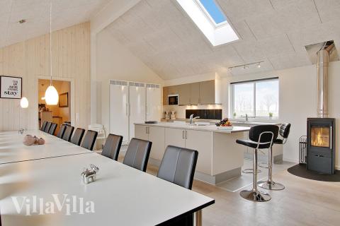 Der große, lichtdurchflutete Aufenthaltsraum im Luxusferienhaus Nr. 703 für 20.