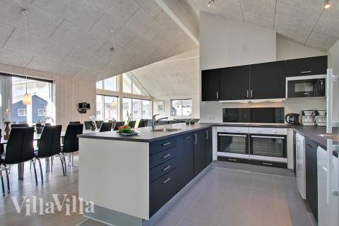 Die Küche in dem Luxusferienhaus Nr. 704 ist so gut ausgestattet, dass man problemlos Mahlzeiten für 18 Personen zubereiten kann.