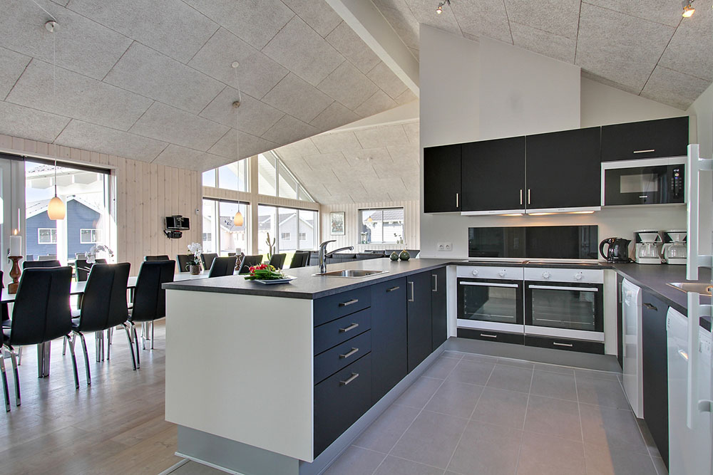 Die Küche in dem Luxusferienhaus Nr. 704 ist so gut ausgestattet, dass man problemlos Mahlzeiten für 18 Personen zubereiten kann.