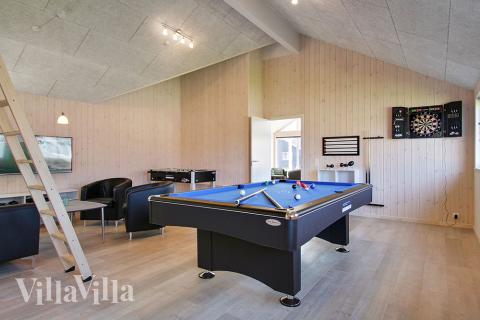 Neben den vielen schönen Stunden, die man im Poolbereich des Hauses verbringen kann, bietet das Luxusferienhaus 704 auch Spielevergnügen bei Billard/Tischtennis und Darts