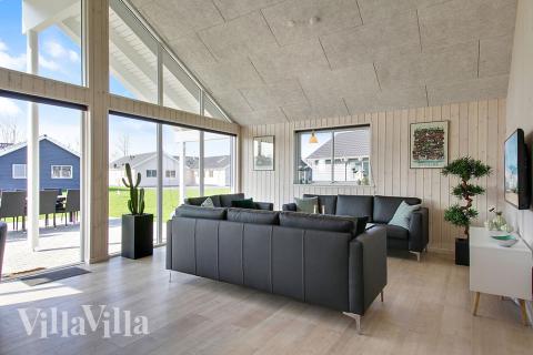 Der große, lichtdurchflutete Aufenthaltsraum im Luxusferienhaus Nr. 704 für 18.