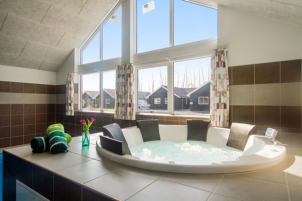Genießen Sie den warmen Whirlpool im Luxusferienhaus Nr. 704 in Deutschland