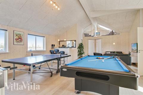 Neben den vielen schönen Stunden, die man im Poolbereich des Hauses verbringen kann, bietet das Luxusferienhaus 705 auch Spielevergnügen bei Billard/Tischtennis und Darts