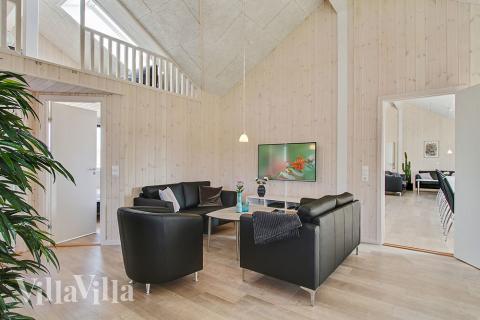 Der große, lichtdurchflutete Aufenthaltsraum im Luxusferienhaus Nr. 705 für 22.