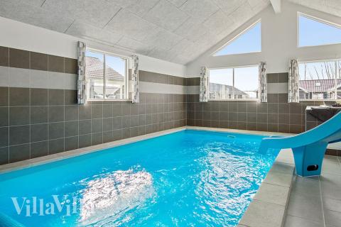 Das Ferienhaus 705 hat einen schicken Poolbereich mit Wasserrutsche, einem geräumigen, eingelassenen Whirlpool und einer Sauna.