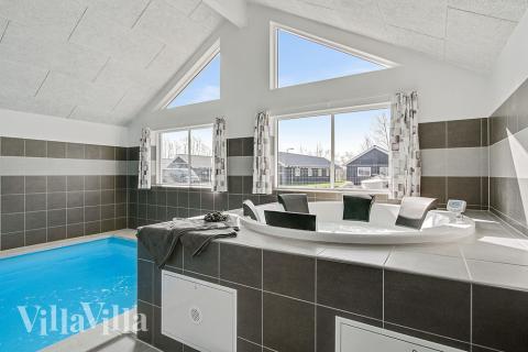 Genießen Sie den warmen Whirlpool im Luxusferienhaus Nr. 705 in Deutschland