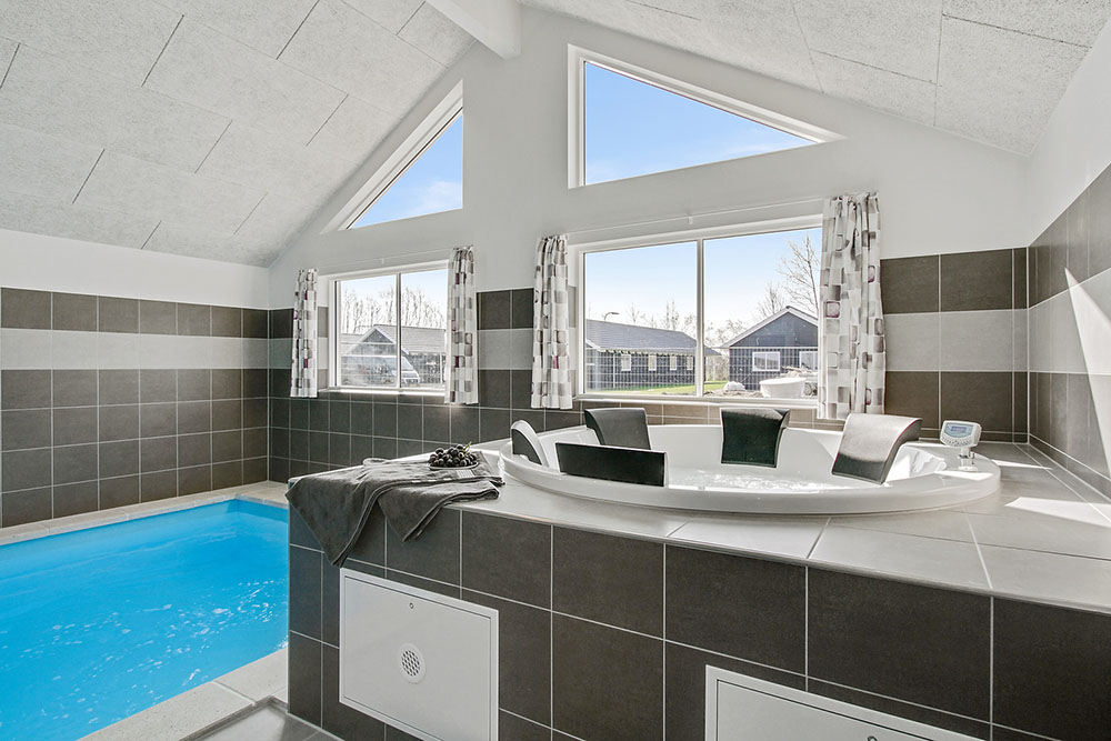 Genießen Sie den warmen Whirlpool im Luxusferienhaus Nr. 705 in Deutschland