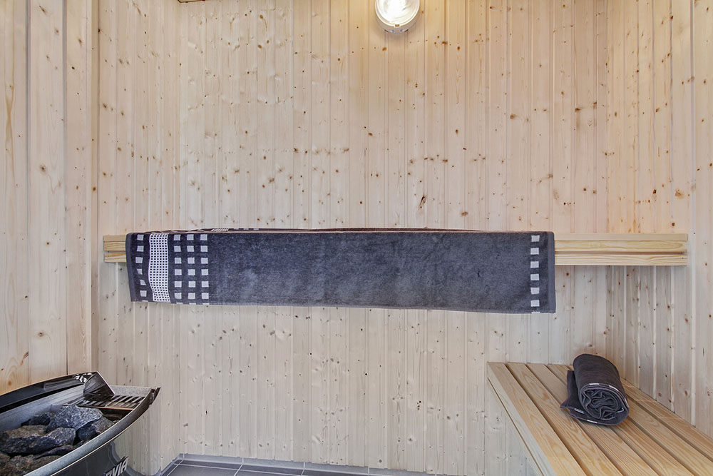 Genießen Sie die heiße Sauna im Luxusferienhaus Nr. 705 für 22 Personen