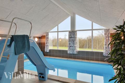 Das Ferienhaus 708 hat einen schicken Poolbereich mit Wasserrutsche, einem geräumigen, eingelassenen Whirlpool und einer Sauna.