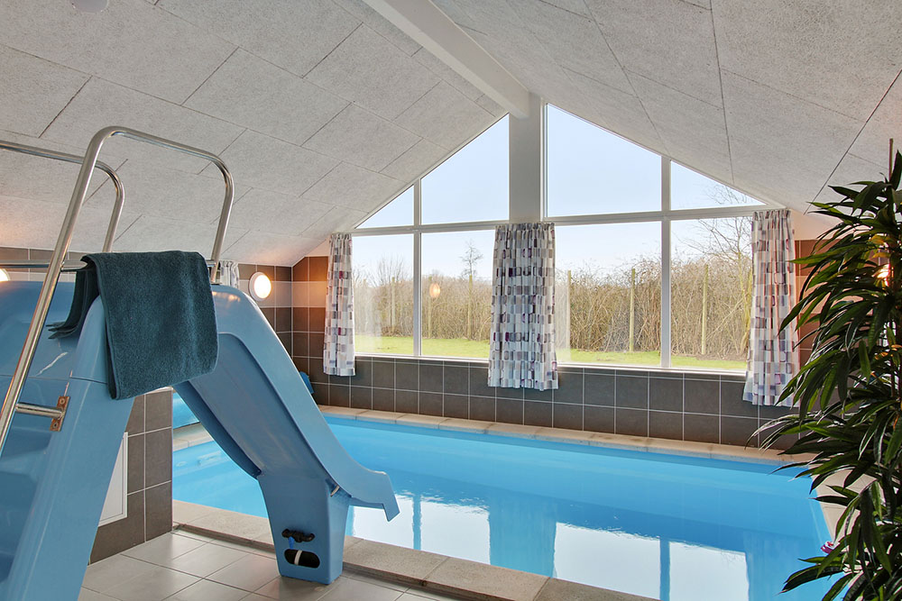 Das Ferienhaus 708 hat einen schicken Poolbereich mit Wasserrutsche, einem geräumigen, eingelassenen Whirlpool und einer Sauna.