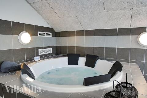 Genießen Sie den warmen Whirlpool im Luxusferienhaus Nr. 708 in Deutschland