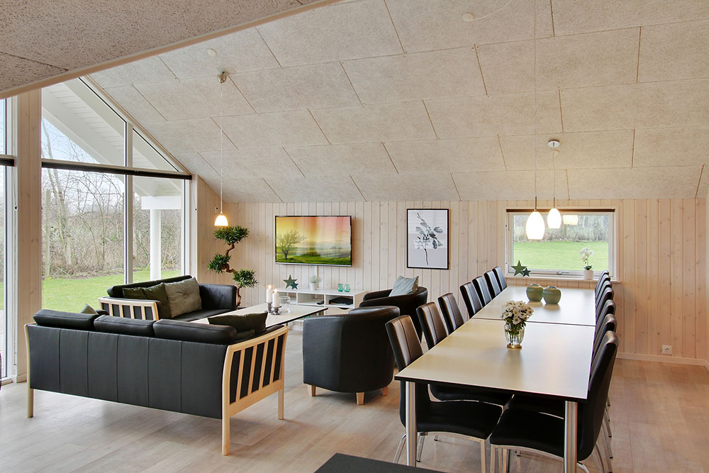 Der große, lichtdurchflutete Aufenthaltsraum im Luxusferienhaus Nr. 708 für 12.