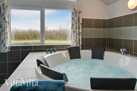 Genießen Sie den warmen Whirlpool im Luxusferienhaus Nr. 709 in Deutschland