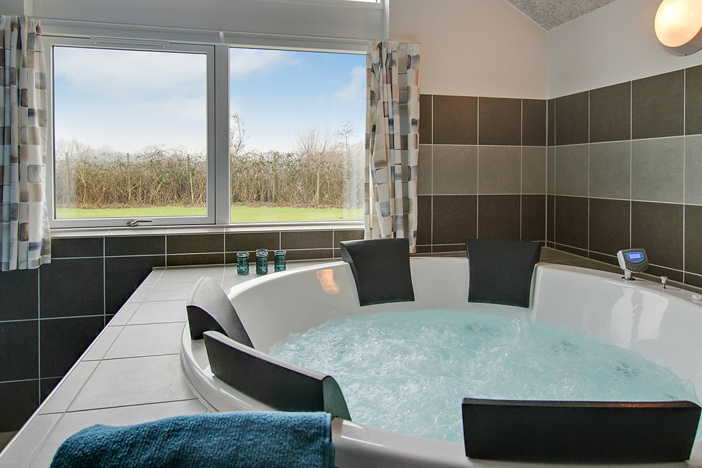 Genießen Sie den warmen Whirlpool im Luxusferienhaus Nr. 709 in Deutschland