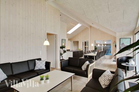 Der große, lichtdurchflutete Aufenthaltsraum im Luxusferienhaus Nr. 709 für 16.